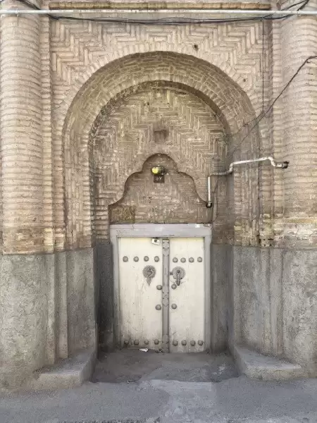 سردر خانه قدیمی در محله 