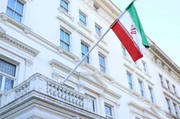 سفیر ایران در انگلیس نسبت 