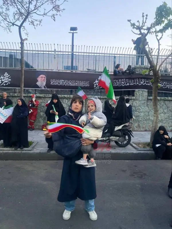 قابی مادرانه در مراسم تشییع